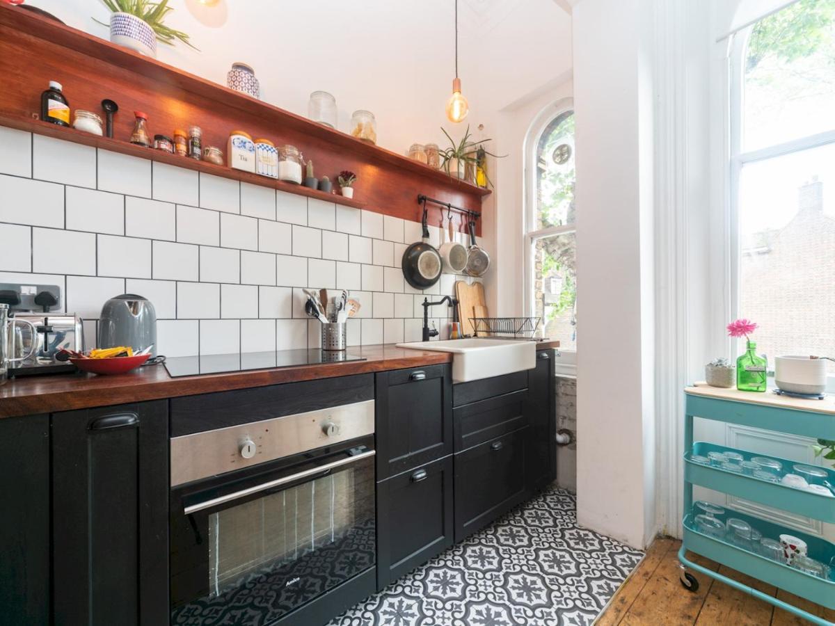 Pass The Keys Rustic And Quirky Flat In Charming Charlton Village Лондон Екстериор снимка