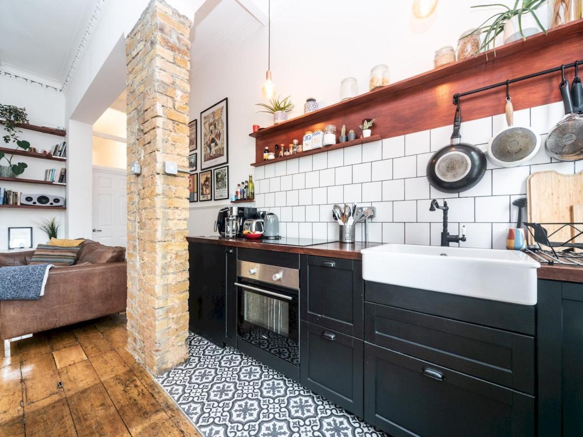 Pass The Keys Rustic And Quirky Flat In Charming Charlton Village Лондон Екстериор снимка
