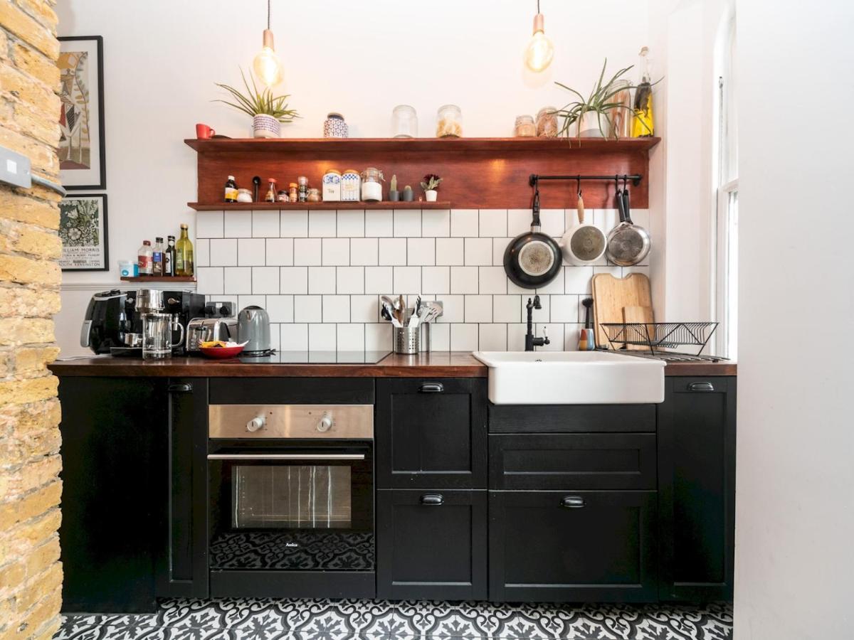 Pass The Keys Rustic And Quirky Flat In Charming Charlton Village Лондон Екстериор снимка