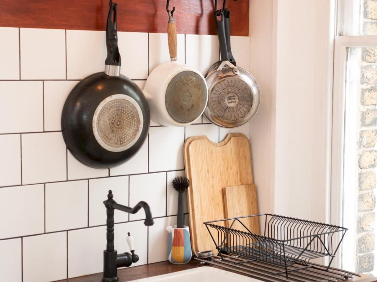 Pass The Keys Rustic And Quirky Flat In Charming Charlton Village Лондон Екстериор снимка