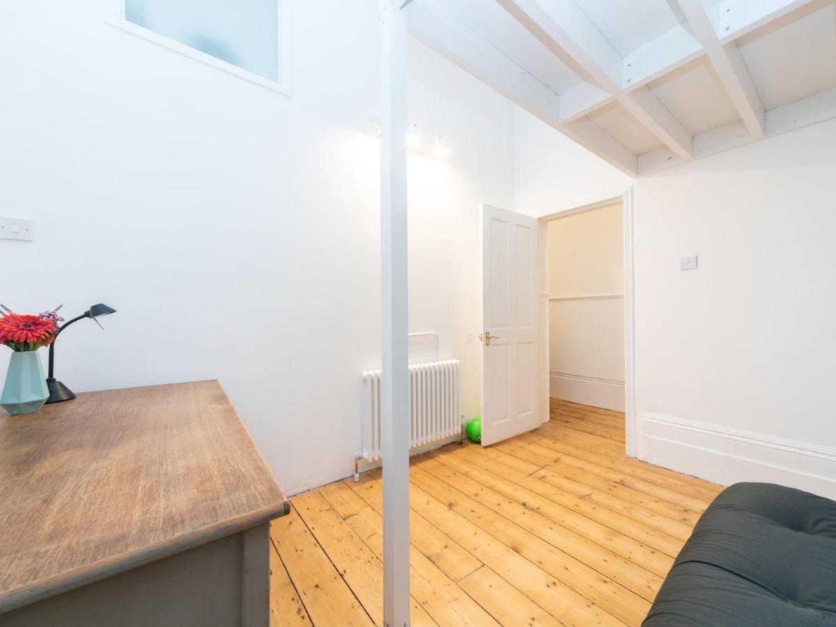 Pass The Keys Rustic And Quirky Flat In Charming Charlton Village Лондон Екстериор снимка