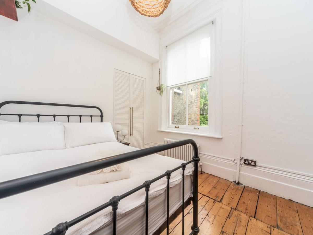 Pass The Keys Rustic And Quirky Flat In Charming Charlton Village Лондон Екстериор снимка