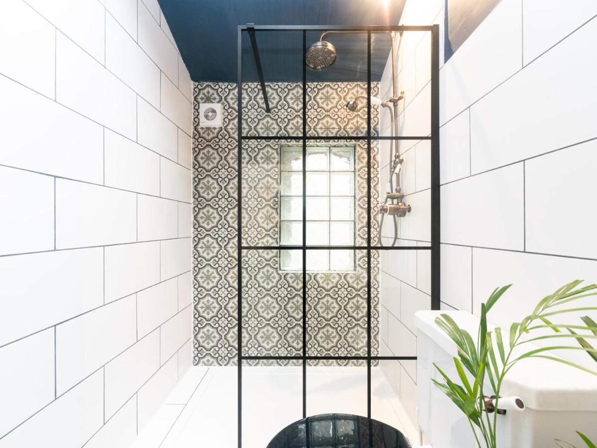 Pass The Keys Rustic And Quirky Flat In Charming Charlton Village Лондон Екстериор снимка